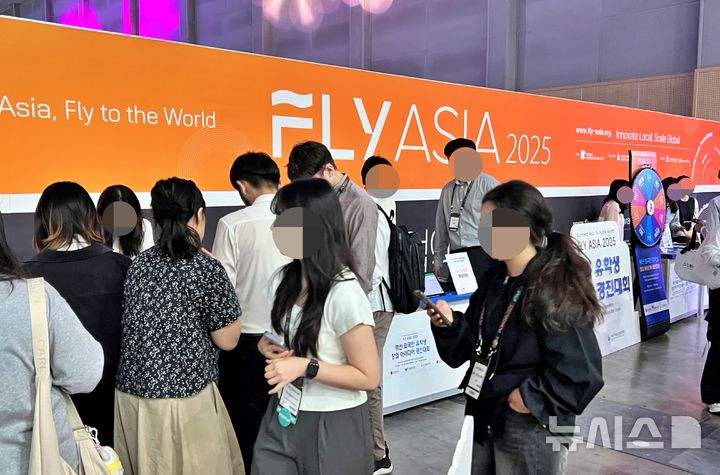 [부산=뉴시스] 원동화 기자 = 22일 부산 해운대구 벡스코 제1전시장에서 열린 '플라이 아시아 2025(FLY ASIA 2025)'에서 참가자들이 부스를 둘러보고 있다. 2025.09.22. dhwon@newsis.com