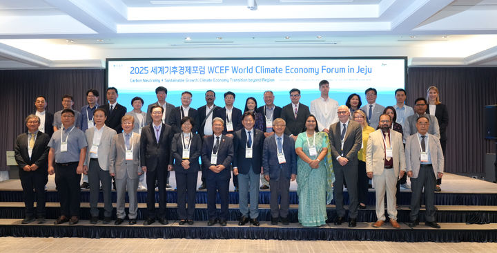 [제주=뉴시스] 제주도는 22일 제주시 메종글래드호텔에서 '세계기후경제포럼'을 개최하고 '2035 탄소중립 제주' 비전을 공유하며 기후경제 협력을 논의하고 있다. (사진=제주도 제공) 2025.09.22. photo@newsis.com *재판매 및 DB 금지