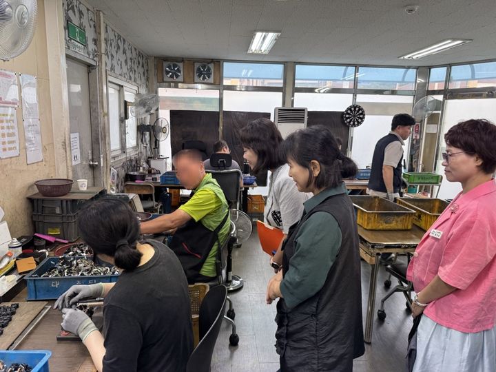 [창원=뉴시스] 강경국 기자 = 경남 창원시 마산회원구청 직원들이 추석을 앞두고 복지시설을 방문해 인사를 하고 있다. (사진=창원시청 제공). 2025.09.22. photo@newsis.com *재판매 및 DB 금지