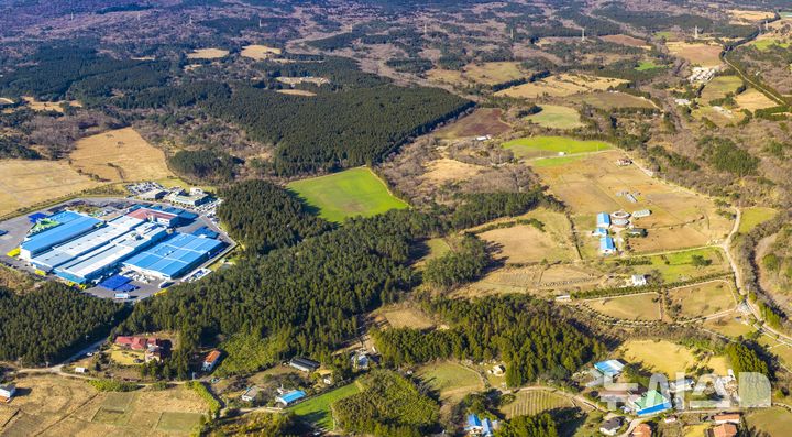 [제주=뉴시스] 임재영 기자 = 제주시 조천읍 교래리 삼다수생산공장과 삼다수숲, 목장, 마을 등의 전경. (사진=뉴시스DB) ijy788@newsis.com