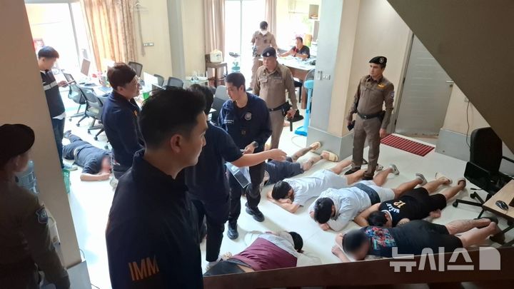 [서울=뉴시스] 지난 6월 21일 서울경찰청 금융범죄수사대가 태국 경찰과 공조해 사기조직 '룽거컴퍼니'의 한국 국적 피의자 20명을 검거하는 모습이 보이고 있다. (사진=서울경찰청 광역수사단 금융범죄수사대 제공) 2025.09.22. photo@newsis.com