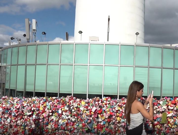 [서울=뉴시스] 남산타워 사랑의자물쇠 광장에서 전망을 바라보고 있는 외국인의 모습. 2025.09.22. *재판매 및 DB 금지