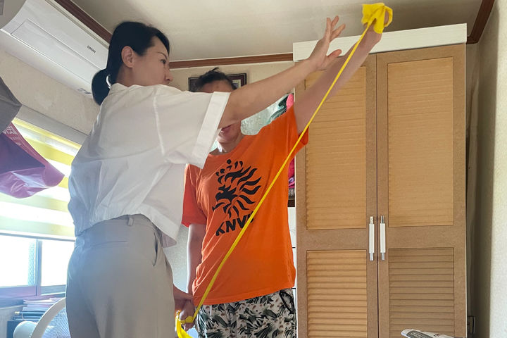 [광주=뉴시스] 광주 서구 관계자가 '건강하게 우뚝서구! 청년 건강UP 프로젝트'를 진행하고 있다. (사진 = 서구 제공) 2025.09.22. photo@newsis.com *재판매 및 DB 금지