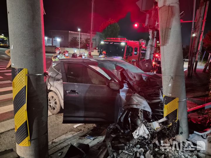 [포항=뉴시스] 22일 오전 4시29분께 경북 포항시 남구 괴동동의 한 삼거리 교차로에서 스포츠유틸리티차량(SUV)이 전봇대를 들이받아 20대 운전자가 숨졌다. (사진=포항남부소방서 제공) 2025.09.22. photo@newsis.com 