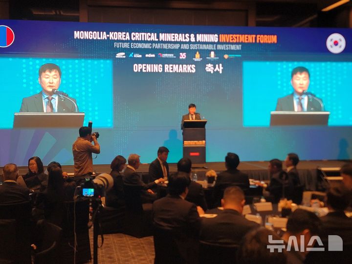 [세종=뉴시스]한국광해광업공단은 에르데네스 몽골 LLC와 22일 서울 그랜드 하얏트 서울 호텔에서 한-몽골 핵심광물 투자설명회를 열고 구리, 몰리브덴, 형석 등 몽골 내 핵심광물 프로젝트 투자를 논의했다.(사진=광해공단 제공)