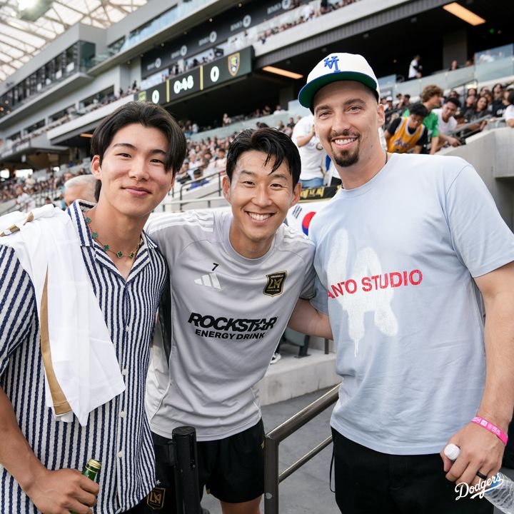 [서울=뉴시스] 미국프로야구 메이저리그(MLB) LA 다저스에서 뛰는 김혜성이 팀 동료 블레이크 스넬과 함께 22일(한국 시간) 미국 캘리포니아주 로스앤젤레스의 BMO 스타디움에서 열린 미국프로축구 메이저리그사커(MLS) LAFC와 레알 솔트레이크의 정규리그 경기를 찾아 LAFC의 손흥민과 만났다. (사진 = 다저스 구단 X 캡처) *재판매 및 DB 금지