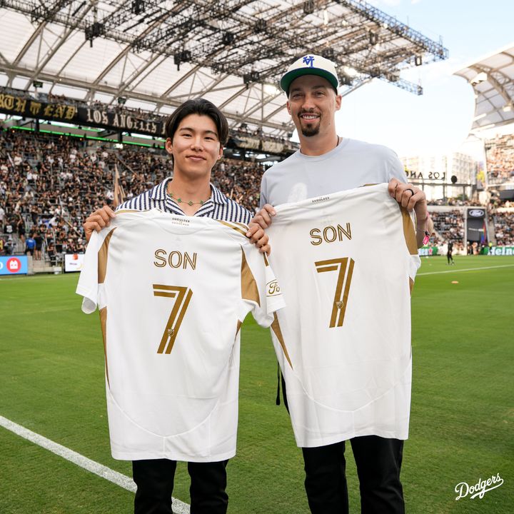 [서울=뉴시스] 미국프로야구 메이저리그(MLB) LA 다저스에서 뛰는 김혜성이 팀 동료 블레이크 스넬과 함께 22일(한국 시간) 미국 캘리포니아주 로스앤젤레스의 BMO 스타디움에서 열린 미국프로축구 메이저리그사커(MLS) LAFC와 레알 솔트레이크의 정규리그 경기를 찾았다. (사진 = 다저스 구단 X 캡처) *재판매 및 DB 금지
