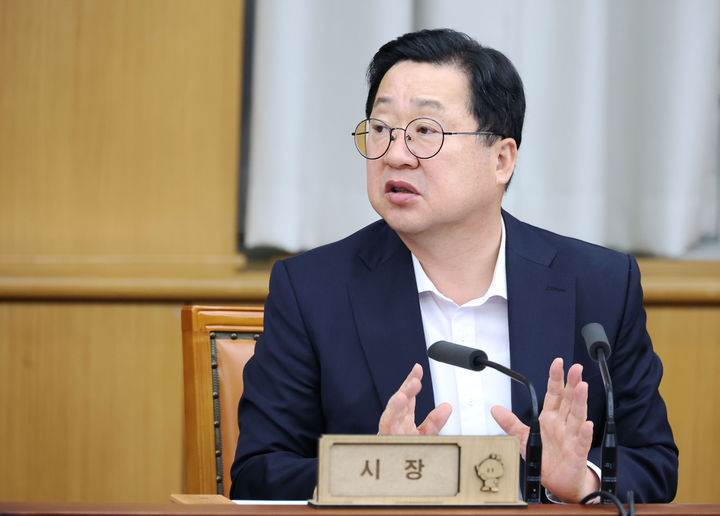 [대전=뉴시스]이장우 대전시장이 22일 대전시처에서 주간업무회의를 주재하고 있다. (사진=대전시 제공) 2025. 09. 22 photo@newsis.com *재판매 및 DB 금지