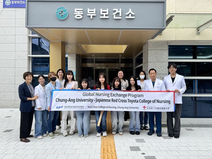 도요타 적십자간호대학 학생들이 보건소 관계자들과 기념촬영을 하고 있다. (사진=남양주시 제공) photo@newsis.com *재판매 및 DB 금지