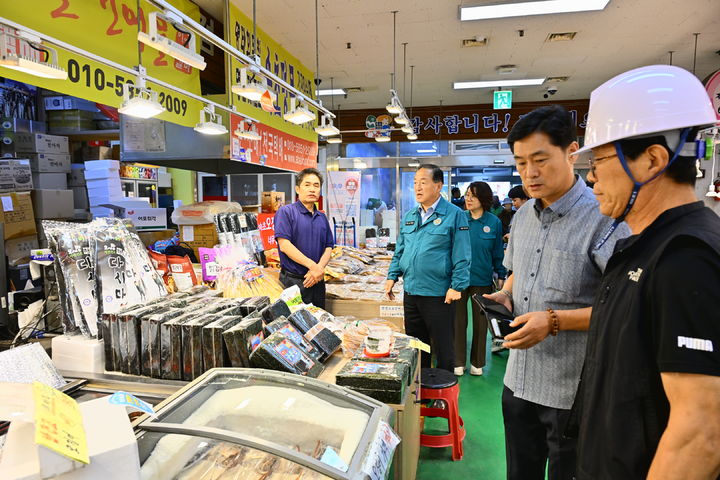 [속초=뉴시스] 22일 속초시가 추석 명절을 맞이해 속초관광수산시장에서 민,관 합동 안전점검을 실시하고 있다.(사진=속초시 제공)photo@newsis.com *재판매 및 DB 금지