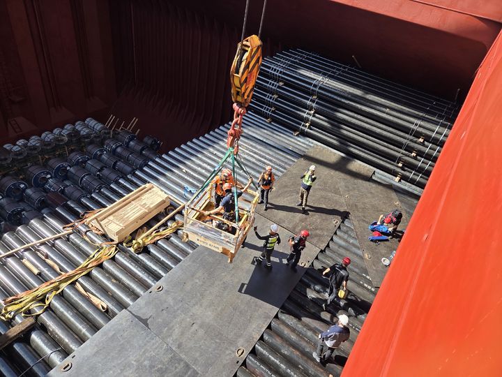 [울산=뉴시스] 박수지 기자 = 22일 오전 울산시 동구 염포부두에 정박 중인 3만4889t급 벌크선에서 50대 작업자 A씨가 10m 아래 갑판으로 추락해 해경이 구조 작업 중이다. (사진=울산해경 제공) 2025.09.22. photo@newsis.com *재판매 및 DB 금지