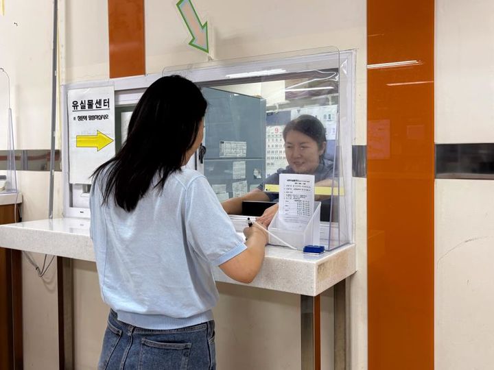 [부산=뉴시스] 유실물을 찾기 위해 서면역 유실물센터에 고객이 방문했다. (사진=부산교통공사 제공) 2025.09.22. photo@newsis.com&nbsp; *재판매 및 DB 금지