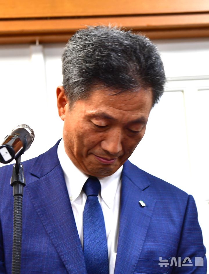 [경주=뉴시스] 이은희 기자= 전대욱 한국수력원자력 사장 직무대행이 22일 경주상공회의소에서 기자회견을 열고 월성원자력본부 홍보 현수막에 대한 사과문을 발표하고 있다. 2025.09.22. leh@newsis.com