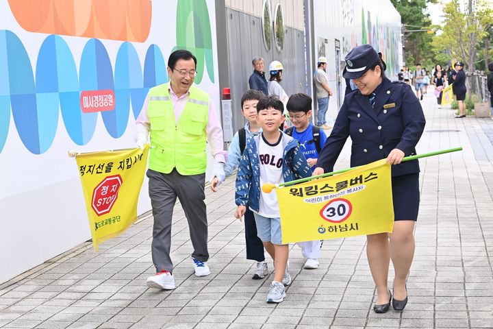 이현재 하남시장이 학생들이 안전하게 공사구역을 지나갈 수 있도록 동행하고 있다. (사진=하남시 제공) photo@newsis.com *재판매 및 DB 금지