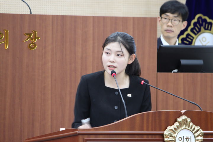 [아산=뉴시스] 최영민 기자=김미성 아산시의원이 22일 제262회 임시회 제2차 본회의 시정질문에서 오세현 아산시장에게 질문을 하고 있다. 2025.09.22 ymchoi@newsis.com *재판매 및 DB 금지