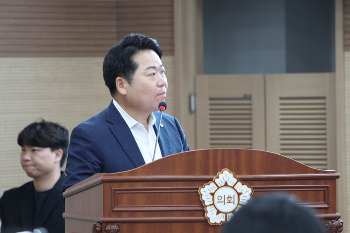 [아산=뉴시스] 최영민 기자=오세현 아산시장이 22일 열린 제262회 임시회 제2차 본회의 시정질문에서 의원들의 질문에 답변을 하고 있다. 2025.09.22 ymchoi@newsis.com *재판매 및 DB 금지