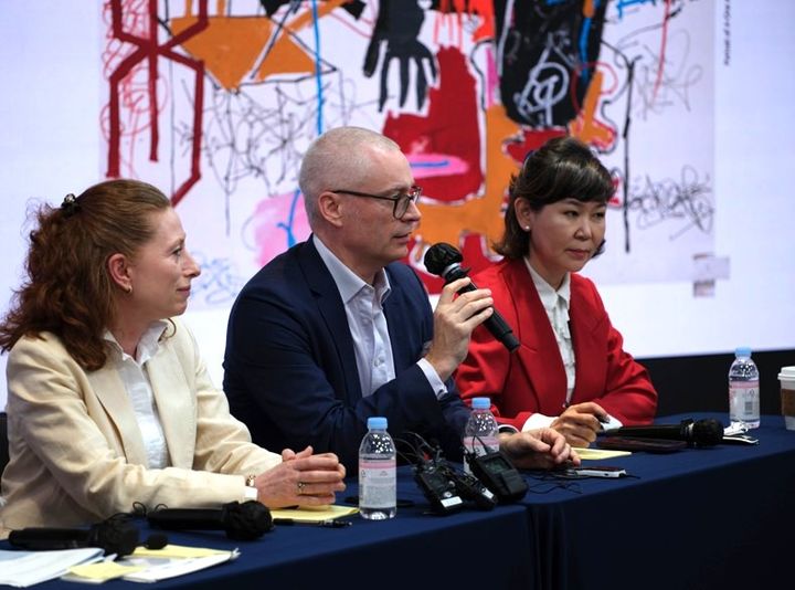 22일 장 미셸 바스키아: 과거와 미래를 잇는 상징적 기호들》 기자 간담회에서 디터 부흐하르트 큐레이터가 작품을 설명하고 있다. *재판매 및 DB 금지