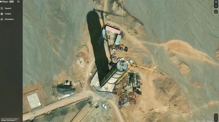 [뉴시스]중국 사막 한가운데서 정체불명의 거대한 건축물이 포착돼 온라인에서 논란이 일고 있다.(사진=레딧 캡쳐).2025.09.22 *재판매 및 DB 금지