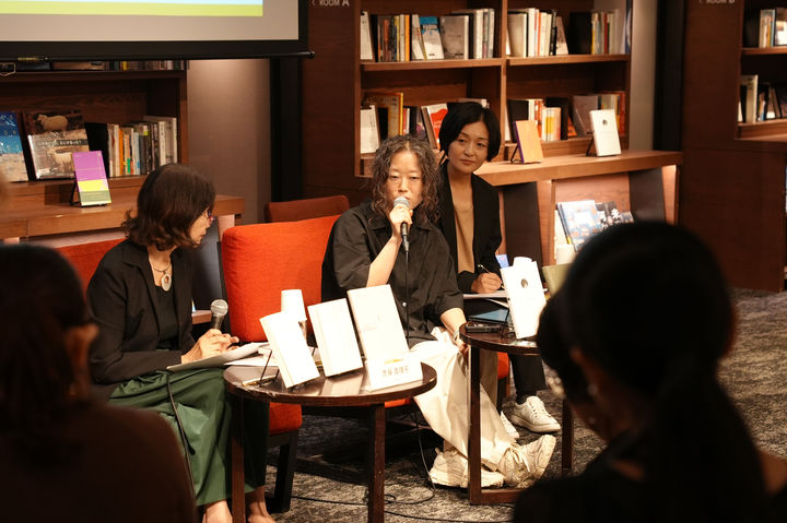 소설가 황정은이 22일 일본 오사카 서점 츠타야에서 열린 북토크에 참석해 이야기하고 있다. (사진=오사카한국문화원 제공) *재판매 및 DB 금지