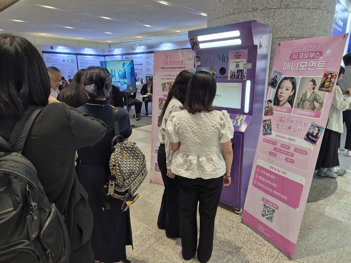 [수원=뉴시스] 이병희 기자 = 22일 오후 경기 수원컨벤션센터 3층에서 열린 'G-BIO WEEK X AI CONNECT with G-FAIR 2025'에서 AI포토 키오스크 'ANYMOMENT'를 체험하기 위해 시민들이 줄으르 서고 있다. 2025.09.22. iambh@newsis.com *재판매 및 DB 금지