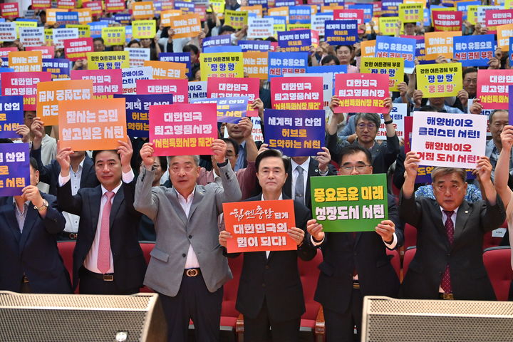 [서천=뉴시스] 조명휘 기자 = 김태흠 충남지사가 22일 서천 문예의전당 대강당에서 도민과의 대화를 한 뒤 퍼포먼스를 펼치고 있다. (사진= 충남도 제공) 2025.09.22. photo@newsis.com *재판매 및 DB 금지