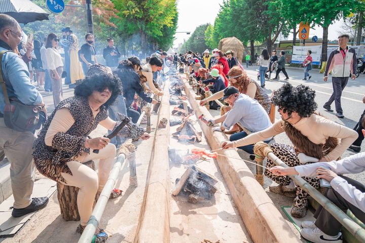 [서울=뉴시스] 2024년 강동선사문화축제 ‘선사 바비큐 체험’. 2025.09.22. (사진=강동구 제공) *재판매 및 DB 금지