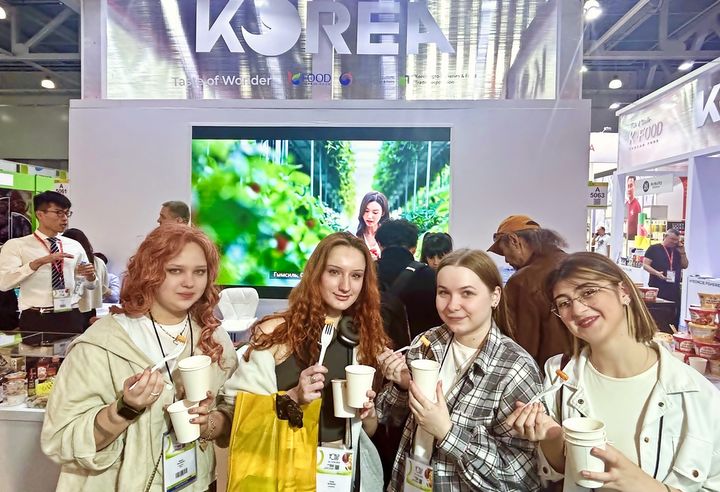 [세종=뉴시스] 한국농수산식품유통공사(aT)는 지난 16일부터 19일까지 러시아 모스크바에서 열린&nbsp; '2025 모스크바 국제식품박람회'(World Food Moscow)에 참가해 130만 달러(약 18억원) 규모의 수출 업무협약(MOU) 4건을 체결했다고 22일 밝혔다. (사진=aT 제공) 2025.09.22. photo@newsis.com *재판매 및 DB 금지