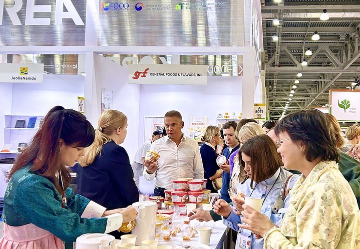 [세종=뉴시스] 한국농수산식품유통공사(aT)는 지난 16일부터 19일까지 러시아 모스크바에서 열린 '2025 모스크바 국제식품박람회'(World Food Moscow)에 참가해 130만 달러(약 18억원) 규모의 수출 업무협약(MOU) 4건을 체결했다고 22일 밝혔다. (사진=aT 제공) 2025.09.22. photo@newsis.com *재판매 및 DB 금지
