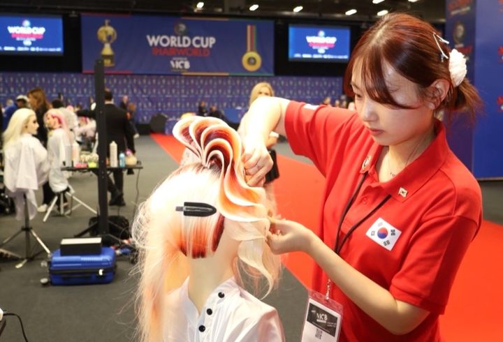 파리 OMC 헤어월드컵서 기량 선보이는 윤지민 선수. *재판매 및 DB 금지