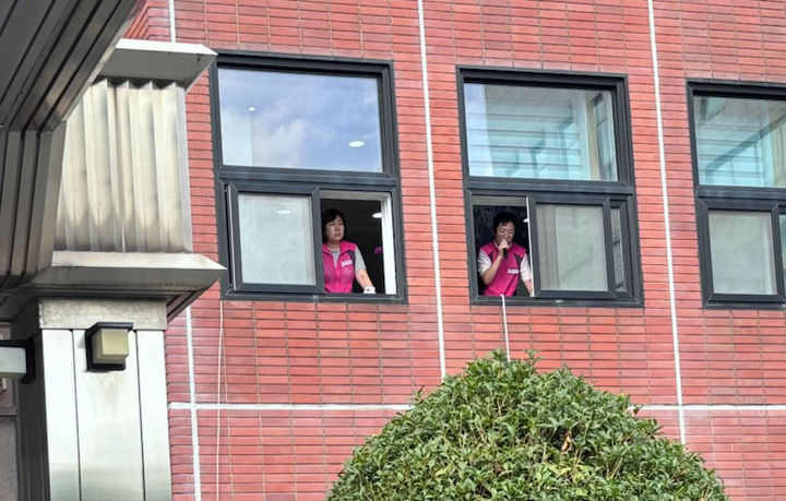 [부산=뉴시스] 전국학교비정규직노동조합 부산지부 조합원 2명이 지난 19일부터 나흘째 부산시교육청 교육감 접견실에서 점거 농성을 이어가고 있다. (사진=학비노조 부산본부 제공) 2025.09.22. photo@newsis.com *재판매 및 DB 금지