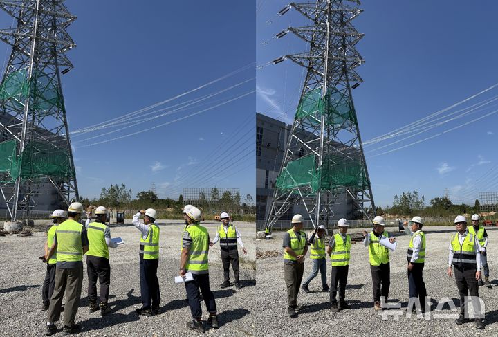 [세종=뉴시스]OPGW 현장 작업 모습과 안전 사항에 대해 논의하고 안전강화를 지시하는 박상형 한전KDN 사장.(사진=한전KDN 제공)