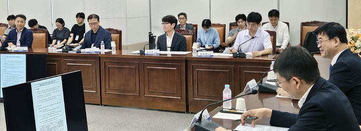 [서울=뉴시스] 이상경 국토부 1차관이 22일 오후 정부세종청사에서 생활숙박시설 점검회의를 주재하고 있다. 2025.09.22. (사진=국토교통부 제공) photo@newsis.com *재판매 및 DB 금지