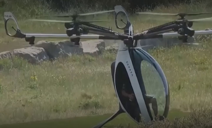 [뉴시스]에어스쿠터는 무게 약 115㎏, 최대 시속 100㎞로 2시간가량 비행할 수 있는 성능을 갖춘 것으로 알려졌다.(사진=BBC 캡쳐).2025.09.22 *재판매 및 DB 금지