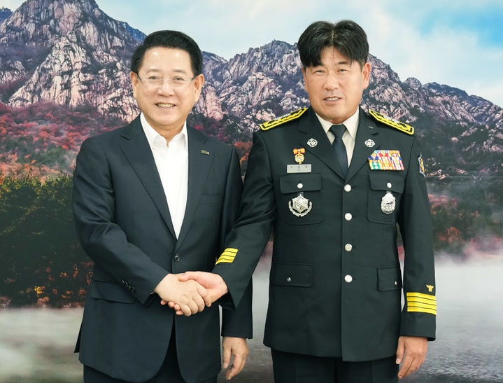 [무안=뉴시스] 주영국 신임 전남도 소방본부장이 22일 도청 접견실에서 김영록 도지사와 악수를 나누고 있다. (사진 제공 = 전남도). 20205.09.22. photo@newsis.com *재판매 및 DB 금지