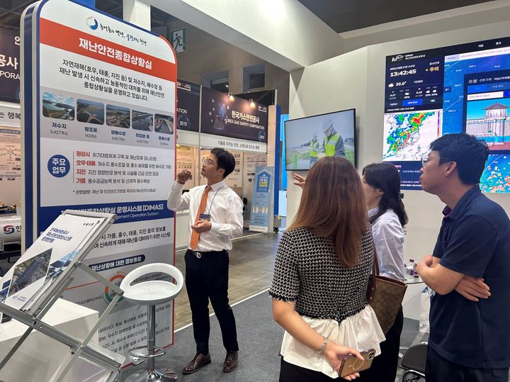 [세종=뉴시스] 한국농어촌공사는 지난 17일부터 사흘간 경기 고양시 일산 킨텍스에서 열린 '2025년 대한민국 안전산업 박람회'에 참가해 과학적 재난관리 체계와 현장 중심 재난 대응 역량을 선보였다고 22일 밝혔다. (사진=농어촌공사 제공) 2025.09.22. photo@newsis.com *재판매 및 DB 금지