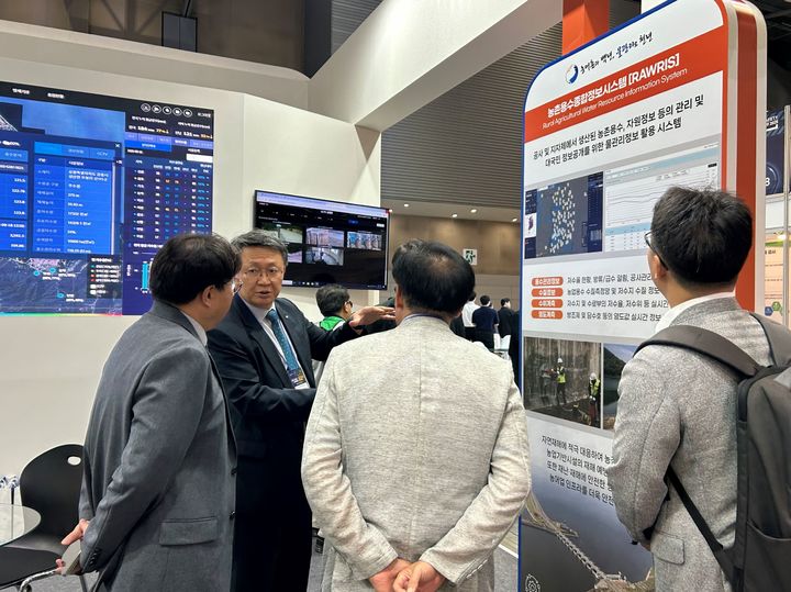 [세종=뉴시스] 한국농어촌공사는 지난 17일부터 사흘간 경기 고양시 일산 킨텍스에서 열린 '2025년 대한민국 안전산업 박람회'에 참가해 과학적 재난관리 체계와 현장 중심 재난 대응 역량을 선보였다고 22일 밝혔다. (사진=농어촌공사 제공) 2025.09.22. photo@newsis.com *재판매 및 DB 금지