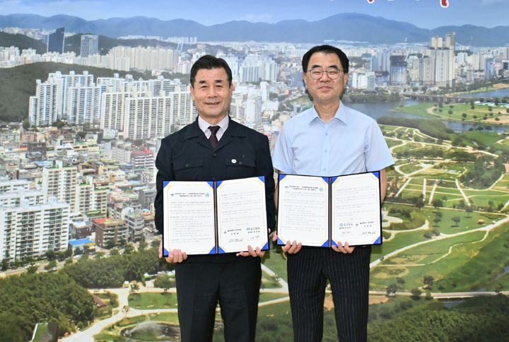 [울산=뉴시스] 구미현 기자 =울산시 중구와 지역책임의료기관인 동강병원이 22일 중구청 구청장실에서 '의료·요양·돌봄 통합지원 사업' 추진을 위한 업무협약을 맺었다. (사진=울산시 중구 제공) 2025.09.22. photo@newsis.com *재판매 및 DB 금지