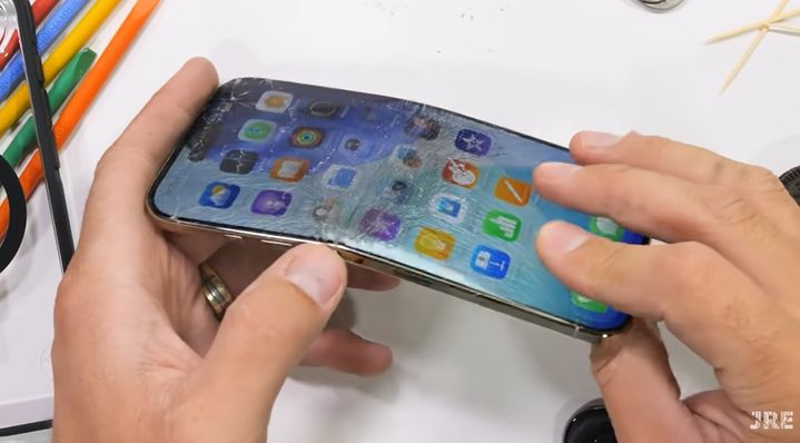  IT유튜버 '제리릭에브리씽'이 아이폰 에어 내구성 테스트를 진행하는 모습. 중장비 등으로 216파운드(약 98㎏) 이상의 압력을 가해 파손된 아이폰 에어가 멀쩡하게 작동하고 있다. (사진=유튜브 제리릭에브리씽 캡처) *재판매 및 DB 금지