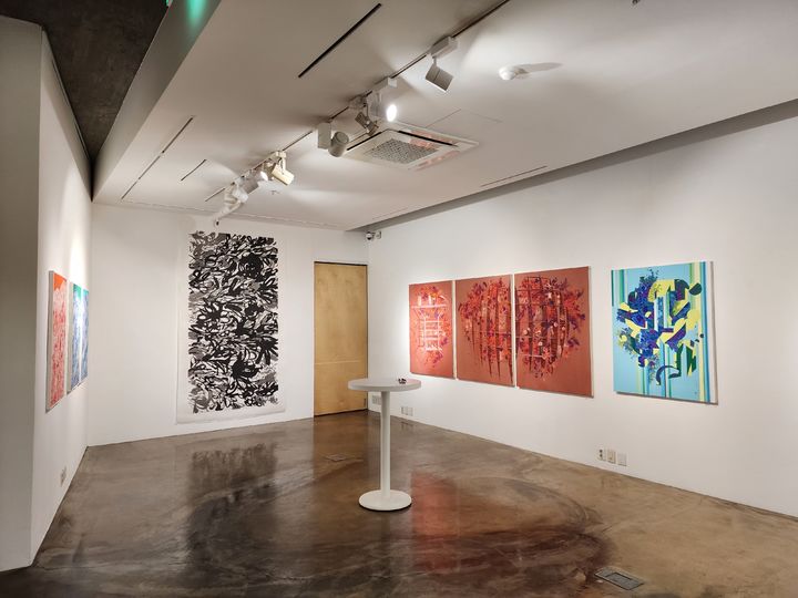 한국화 22인 특별전 '층위 그 너머' 전경. 오른쪽 벽면부터, 안진의, 김혜원, 박능생 작가의 작품. *재판매 및 DB 금지