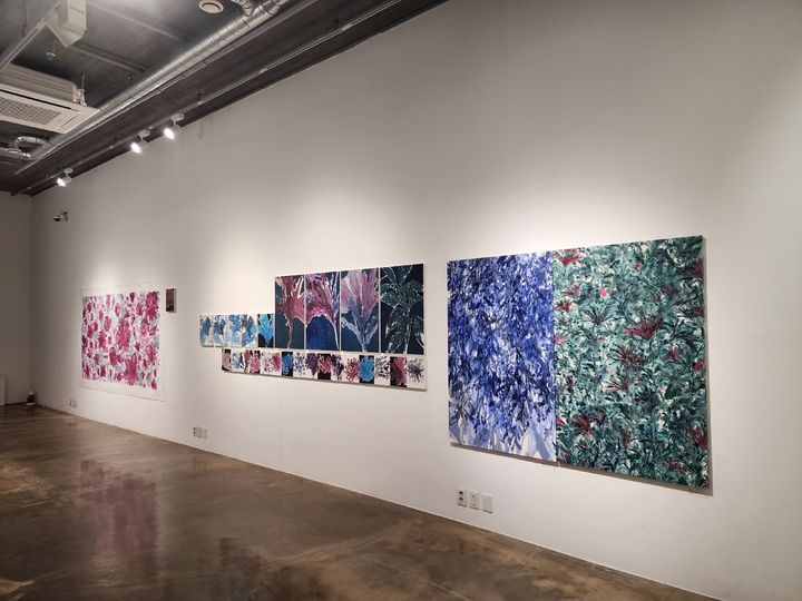 8미터 벽면에 30여점을 설치한 김혜원 작가의 전시 전경 *재판매 및 DB 금지