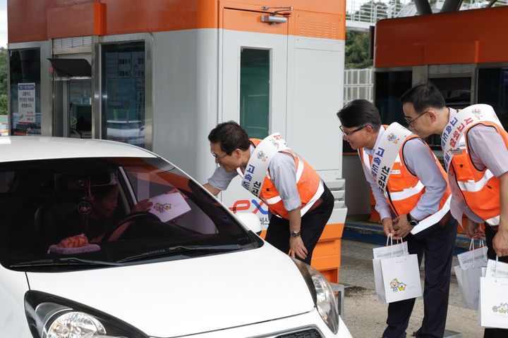[서울=뉴시스] 한국도로공사는 22일 '대한민국 새단장 주간'에 맞춰 전국 9개 지역본부에서 임직원 1000여명이 함께 고속도로 대청소 캠페인을 실시했다고 밝혔다. (사진=한국도로공사 제공) 2025.09.22. photo@newsis.com *재판매 및 DB 금지