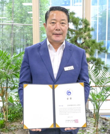 [순창=뉴시스] 순창군이 '제6회 한국문화가치대상'에서 지자체 우수상을 수상했다. 최영일 군수가 상장을 들어 보이고 있다. *재판매 및 DB 금지