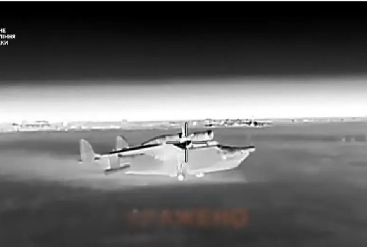 [서울=뉴시스] 21일(현지 시간) 우크라이나군이 크름반도에서 러시아의 수륙양용 항공기 Be-12 차이카를 공격하는 것으로 추정되는 영상. (사진=키이우인디펜던트 웹사이트 갈무리) *재배포 및 DB 금지. 2025.09.22.