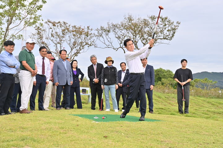 [서천=뉴시스] 유효상 기자 = 충남도가 어르신들을 위한 생활체육시설을 확대하기 위해 서천군 화양면 망월리 일원에 23억5000만원을 들여 36홀 규모로 어울림 파크골프장을 연내 완공할 예정인 가운데 김태흠 지사가 22일 현지에서 샷을 선보이고 있다. (사진=충남도 제공) 2025.09.22 photo@newsis.com *재판매 및 DB 금지