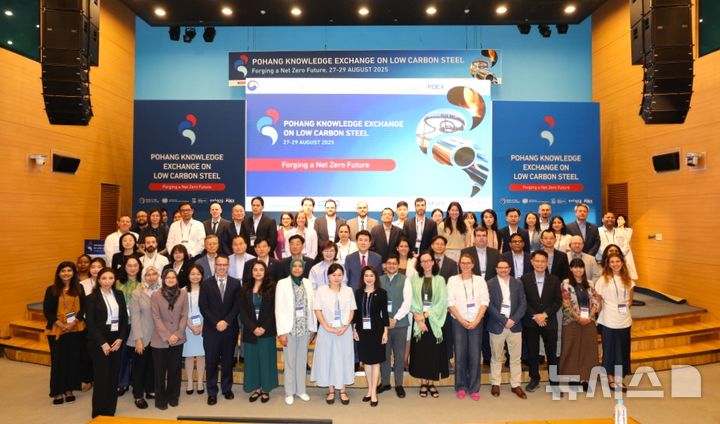 [포항=뉴시스] 송종욱 기자 = 포항시가 녹색 전환·산업 다변화·국제 협력 성과로 세계 최대 기후 회의 '유엔 기후 변화 협약 당사국 총회(COP33)' 유치에 나섰다. 사진은 지난달 28일 포스코 국제관에서 열린 '저탄소 철강 글로벌 워크숍'에서 주요 참석자의 기념 촬영 모습. (사진=포항시 제공) 2025.09.22. photo@newsis.com