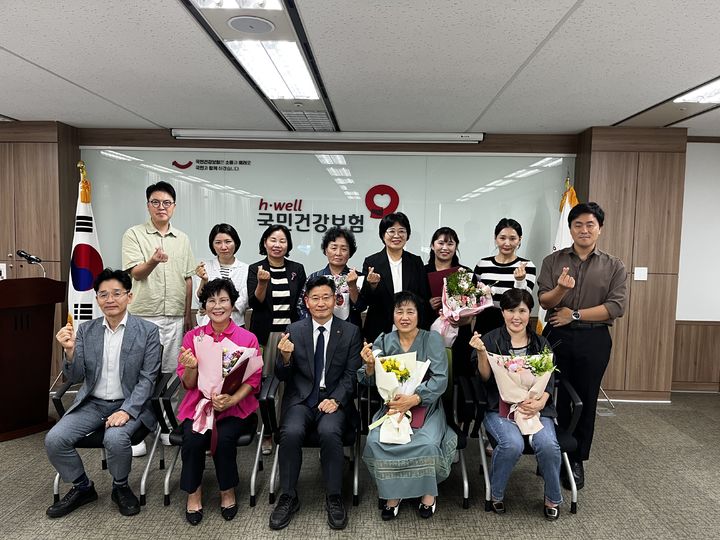 [수원=뉴시스] 정승룡 지사장(가운데과 장기요양기관 우수종사자들이 기념 촬영을 하고 있다. (사진=국민건강보험 수원동부지사 제공) 2025.09.22. photo@newsis.com *재판매 및 DB 금지