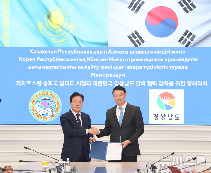 [카자흐스탄 알마티시=뉴시스]박완수 경남도지사가 22일(현지시각) 카자흐스탄 알마티시청에서 사티발디 다르한 아만겔디울리(Darkhan Amangeldyuly Satybaldy) 시장과 국제교류 협력 강화를 위한 양해각서를 체결한 후 악수하고 있다.(사진=경남도 제공) 2025.09.22. photo@newsis.com