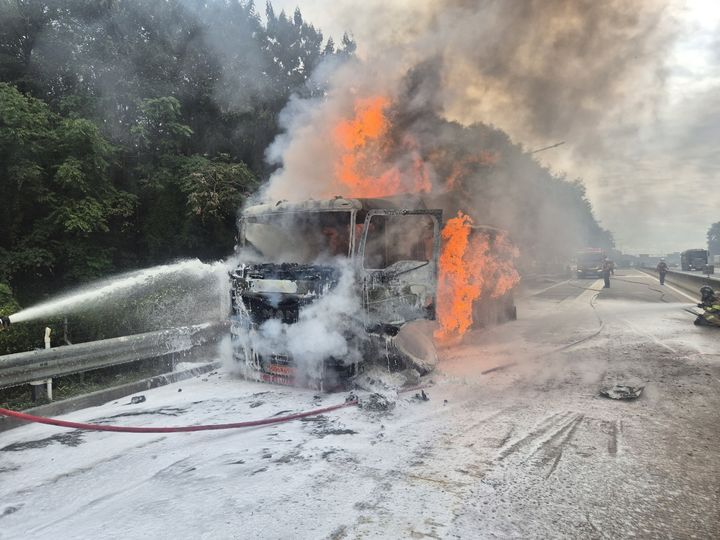 [당진=뉴시스] 소방당국인 22일 서해안고속도로 서울방향 당진졸음쉼터에서 난 덤프트럭 화재 진화에 나서고 있다. (사진=당진소방서 제공) 2025.09.22. photo@newsis.com *재판매 및 DB 금지