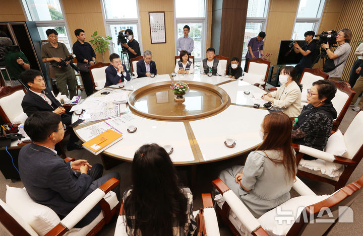 [청주=뉴시스] 이도근 기자 = 오송참사유가족협의회·시민대책위원회는 22일 충북도의장실에서 이양섭 도의장 등을 만나 참사 조형물 설치와 관련해 얘기를 나누고 있다. 2025.09.22. nulha@newsis.com *재판매 및 DB 금지