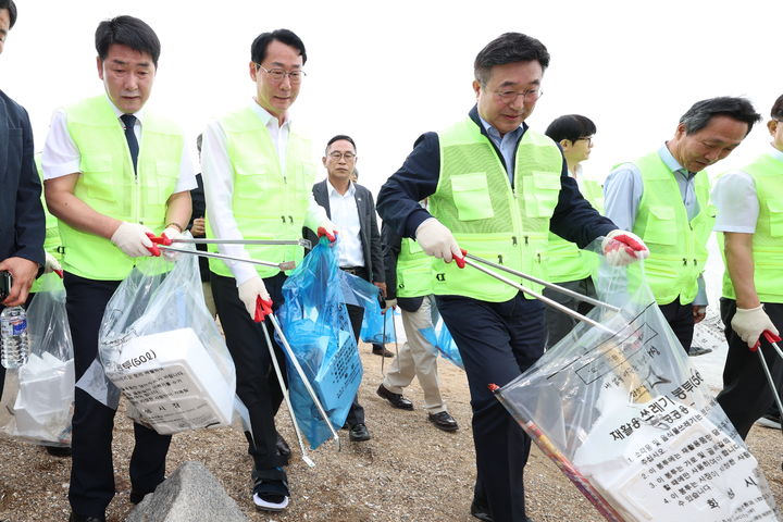 [화성=뉴시스]정명근 화성시장(사진 왼쪽 두 번째)과 윤호중 행정안전부 장관(사진 왼쪽 세 번째) 등이 22일 화성시 궁평항에서 해변 정화 활동을 하고 있다.(사진=화성시 제공)2025.09.22.photo@newsis.com *재판매 및 DB 금지